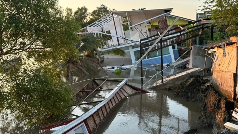 ระทึกเช้ามืด บ้านพังสไลด์ลงแม่น้ำบางปะกง ชาวบ้านเร่งขนของหนีจ้าละหวั่น