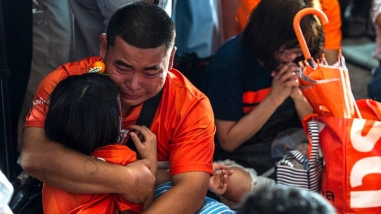 เทศมองไทย: ยุบ ‘ก้าวไกล’ สะท้อนการเมืองแบบไทย – ส่อขยายปมขัดแย้ง