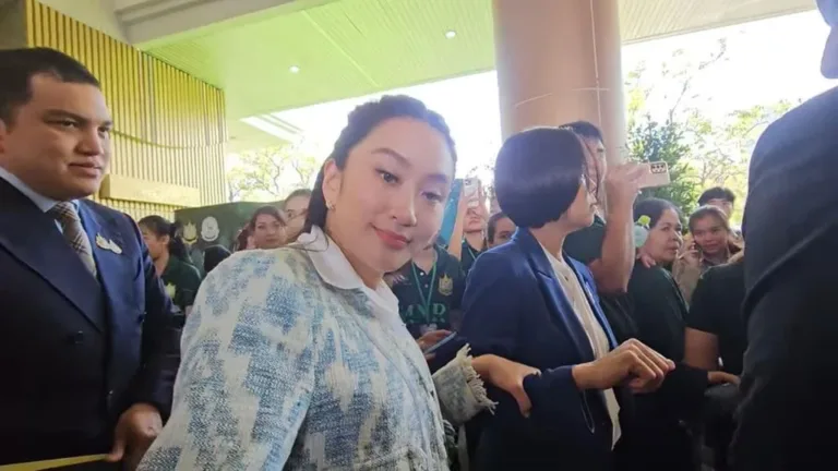 นายกฯ เจ็บขา ปัดตอบปมแจกเงิน 10,000 บาท เฟส 3 ให้เฉพาะวัยรุ่น 16-20 ปี