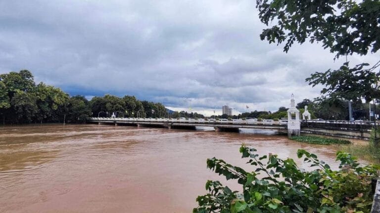 จับตา น้ำปิงล้นตลิ่ง คาดขึ้นสูงสุด ตี 1- ตี 3 คืนนี้ หลังฝนตกหนักอีกระลอก
