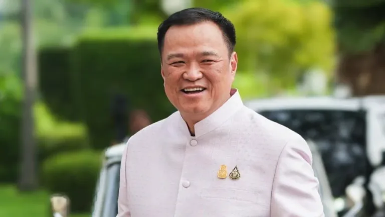 เส้นทางการเมืองของอนุทิน ชาญวีรกูล: จากนักธุรกิจสู่ผู้นำรัฐบาล