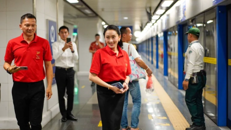 นายกฯ ขึ้น MRT ดูยอดคนใช้บริการ ก่อนไปเยาวราช เฝ้าฯ รับเสด็จ “กรมสมเด็จพระเทพฯ”