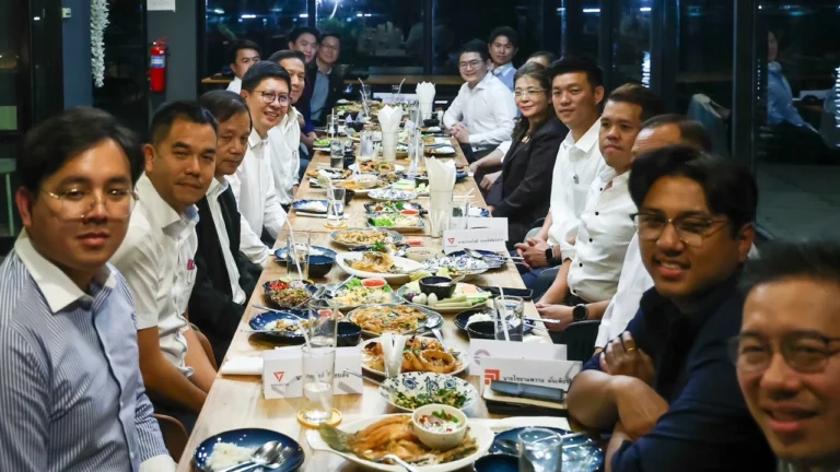 ดินเนอร์ฝ่ายค้าน หารืออภิปรายไม่ไว้วางใจ “เท้ง” ไม่อึดอัดใจร่วมงาน “บิ๊กป้อม”