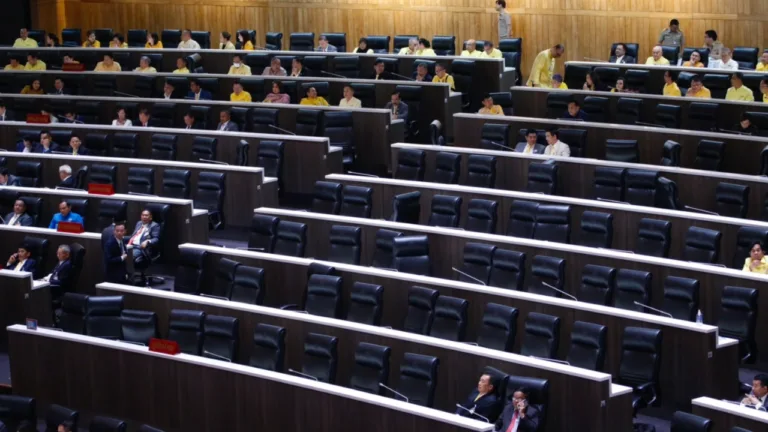 การประชุมรัฐสภาและการวอล์กเอาต์ของ ส.ว.