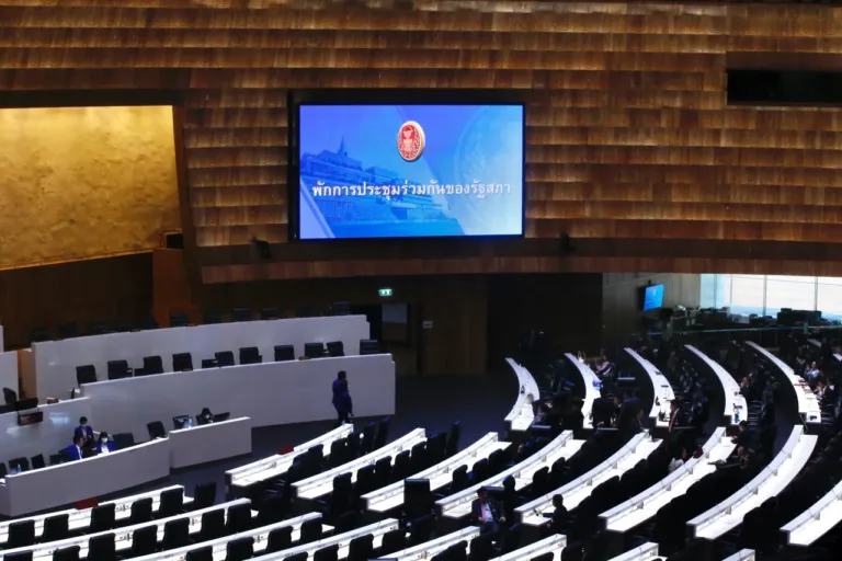 “วันนอร์” สั่งปิดประชุมร่วมรัฐสภา หลังองค์ประชุมไม่ครบ ถกแก้ รธน. วุ่น