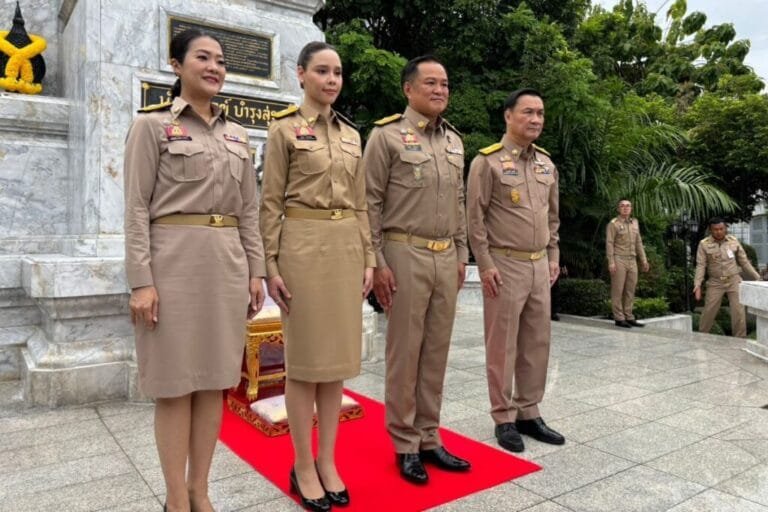 ‘อนุทิน’ นำ 3 รมช.มหาดไทย พบข้าราชการ เชื่ออิ่ม-ซาบีดา แข็งแกร่ง