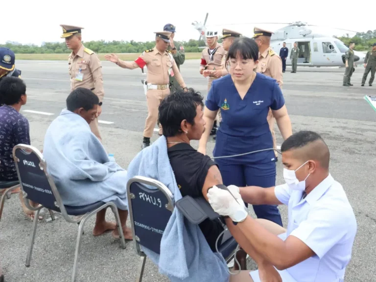 นาทีชีวิต ทหารเรือส่ง ฮ. ช่วย 5 ลูกเรือลอยคอในทะเล หลังเรือประมงอับปาง