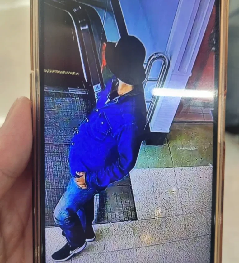 ตร.เร่งล่าตัว โจรบุกเดี่ยว ปล้นร้านทองในห้างฯ ย่านลำลูกกา กวาดไปกว่า 100 บาท