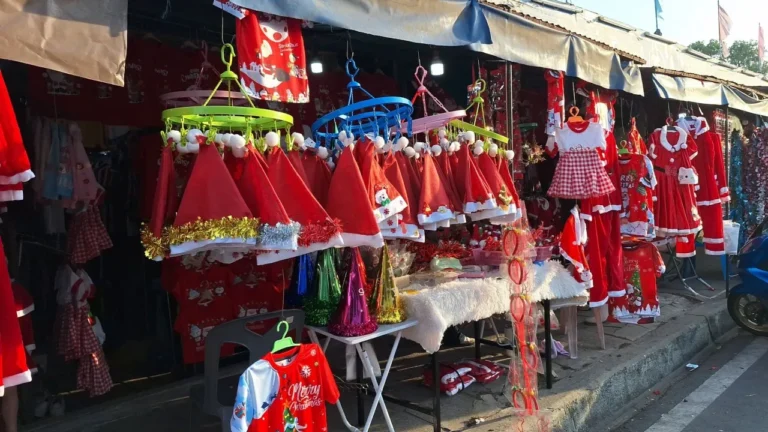 ผู้ปกครองพาลูกหลานเลือกซื้อชุด “ซานต้า-ซานตี้” ใส่ต้อนรับเทศกาล “คริสต์มาส”