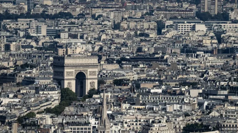 ฝรั่งเศสแจกคู่มือเอาตัวรอด เตรียมพร้อมรับมือวิกฤตและภัยคุกคาม