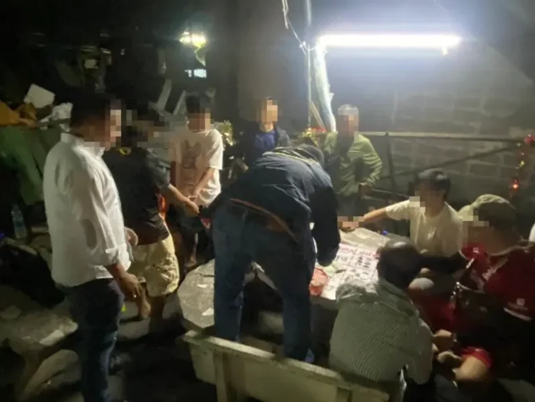 ลุ้นดังเกินไป! ทลายวงไฮโล วิ่งกระเจิง รวบนักพนัน 8 คน