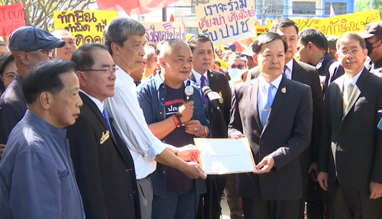 ตัวตึงอดีตเหลือง-แดงบุกให้กำลังใจ ป.ป.ช. ฟันก๊วนเอื้อ ทักษิณ นอนชั้น14