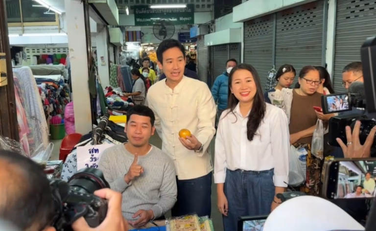 พิธา เดินตลาดอ้อนขอชาวเชียงใหม่เทคะแนน เลือก “พันธุ์อาจ” เป็นนายก อบจ.