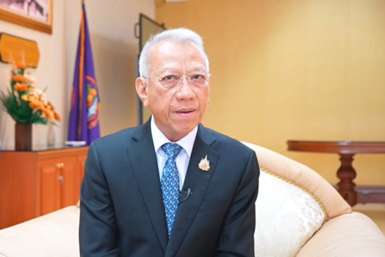 พิพัฒน์ ฮึ่มต่างด้าว ห้ามใช้ไทยเคลื่อนไหวการเมือง ไม่ฟังขู่ดําเนินคดี