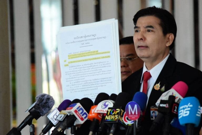 พร้อมพงศ์ จ่อยื่น ป.ป.ช. สอบ “ประวิตร” ใช้คนอื่นเสียบบัตรเข้าประชุมแทน