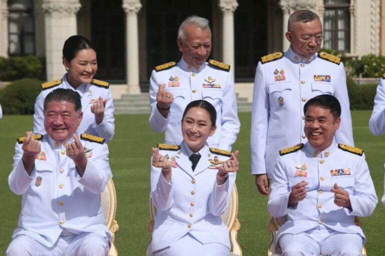 แพทองธาร นำ ครม. ถ่ายรูปหมู่ ชวนรัฐมนตรีทำท่า “มินิฮาร์ท”