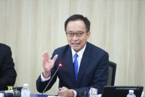 S__33144860 » The Mainstream