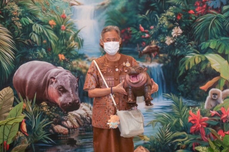 กรมสมเด็จพระเทพฯ ทอดพระเนตรงาน SX 2024 ฉายพระฉายาลักษณ์กับ ‘หมูเด้ง’