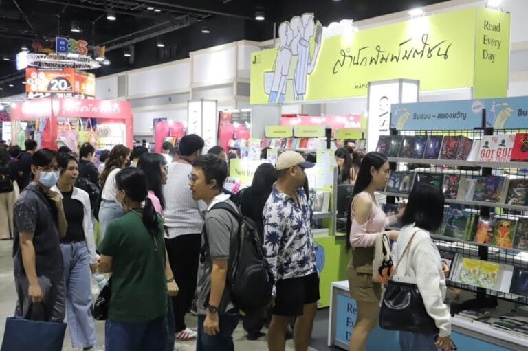 มหกรรมหนังสือวันแรก สำนักพิมพ์มติชนคึกคัก นักอ่าน-คนดังแวะบูธ J02