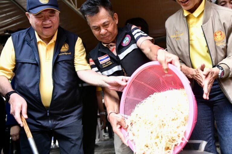 ภูมิธรรม ตรวจน้ำสุโขทัย เล็งปัดฝุ่นแผนทำทางน้ำยุคยิ่งลักณ์ ชง ครม.อิ๊งค์