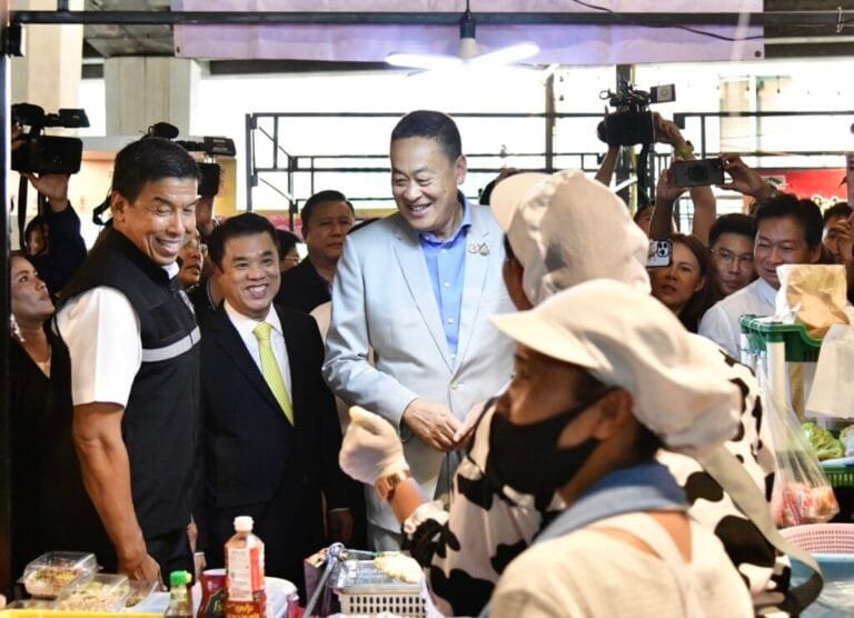 เศรษฐาอารมณ์ดี เดินตลาดใต้ทางด่วนเพลินจิต ก่อนศาลตัดสิน จ่อพัฒนาพื้นที่อื่น