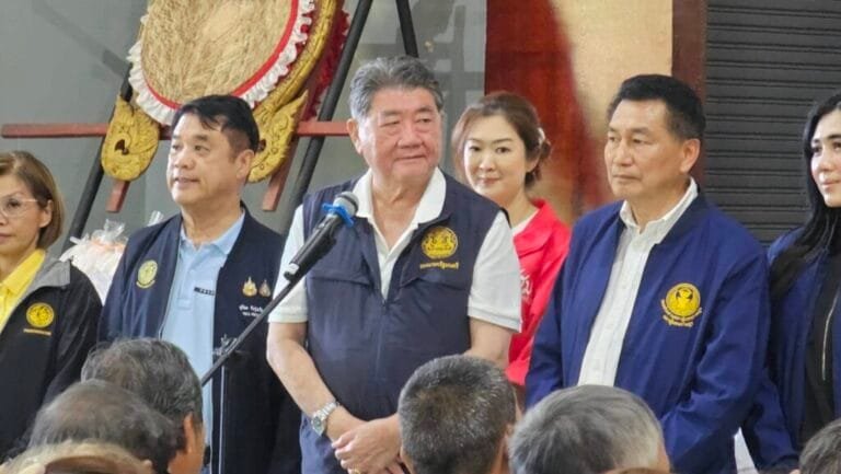 รัฐบาล ยันน้ำยังไม่เท่า 54 เผย จนท.จากเหนือบางส่วน ขยับไปรับมือสุโขทัยแล้ว