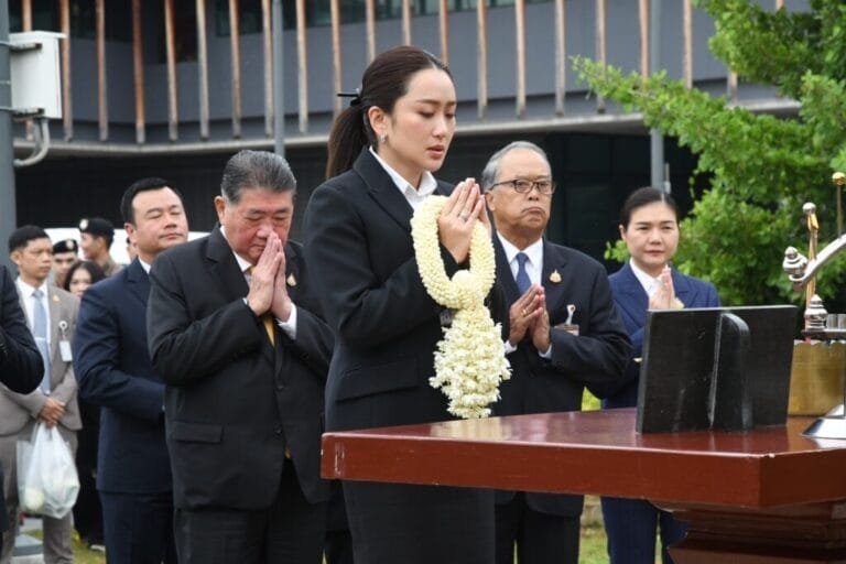 นายกฯ สักการะ​สิ่งศักดิ์สิทธิ์​-ดูห้องทำงาน ก่อนแถลงนโยบายรัฐบาล ที่สภา