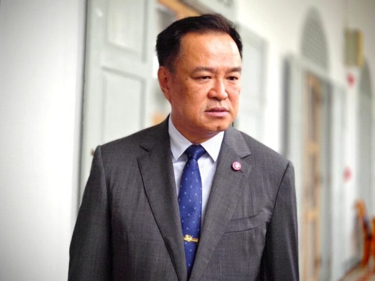 อนุทิน เผย ‘ในหลวง-พระราชินี‘ ทรงห่วงใย รับผู้สูญเสียเหตุรถบัส นร.ไฟไหม้ ไว้ในพระบรมราชานุเคราะห์