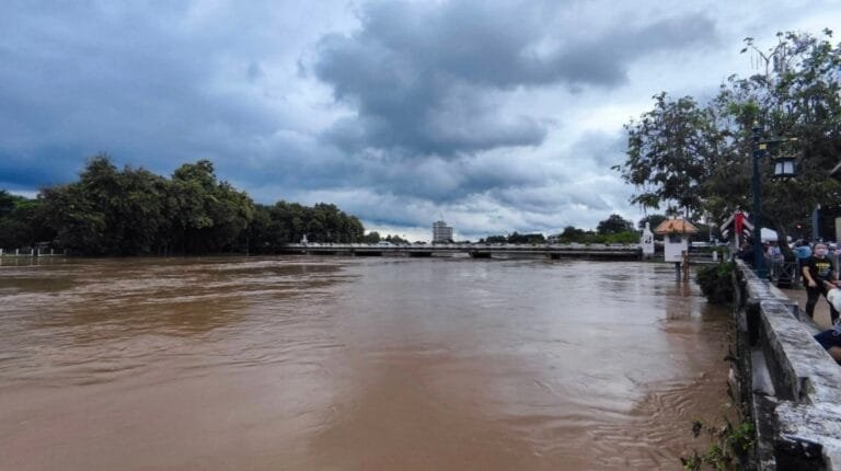 เตือนชาวเชียงใหม่ พื้นที่ติดแม่น้ำปิง 7 โซน ย้ายทรัพย์สิน-ยานพาหนะขึ้นที่สูง