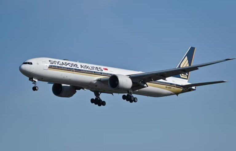 “สิงคโปร์แอร์ไลน์ส” ลงจอดฉุกเฉิน หลังกระจกหน้าร้าวกลางอากาศ