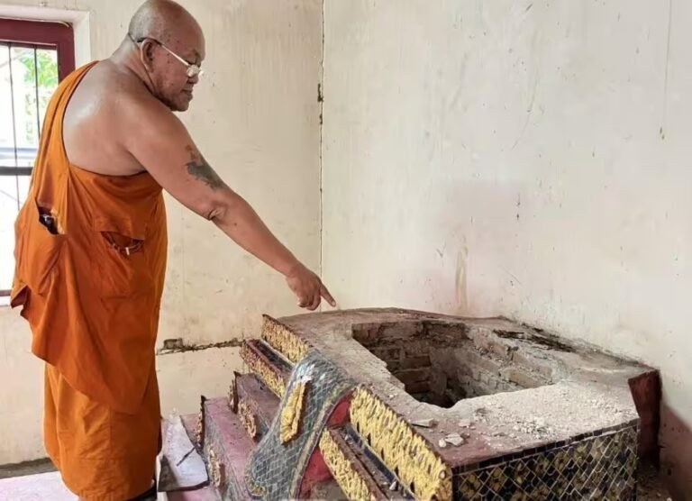 กรุแตก! พบพระสมเด็จนับหมื่น ฝังใต้ฐานพระพุทธรูปในโบสถ์เก่ากว่า 100 ปี