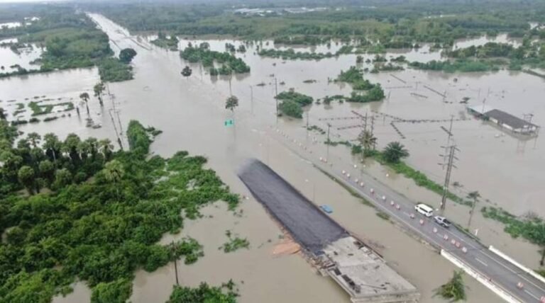 ปิด 4 โรงพยาบาลปัตตานีน้ำท่วมสูง-ห่วงฝน-มวลน้ำยะลาลงมาเติม