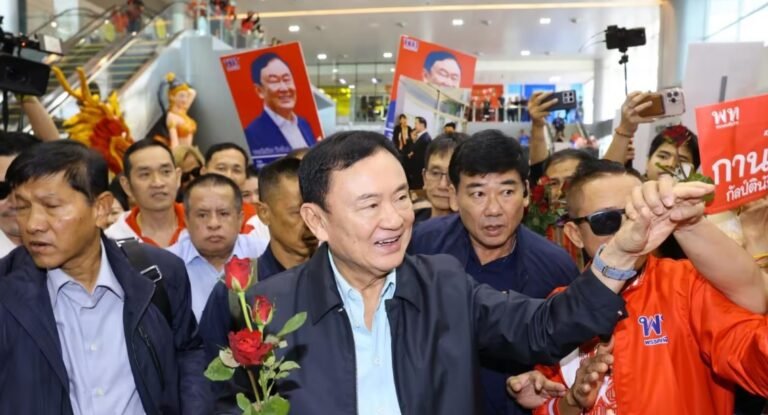 “ทักษิณ” บินอุบลฯ ในรอบ 17 ปี ช่วยหาเสียงนายก อบจ. เสื้อแดงแห่รับคึกคัก!