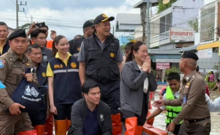 นายกรัฐมนตรี-สามีคนใต้พบ “คนคอน” มอบถุงยังชีพน้ำท่วม