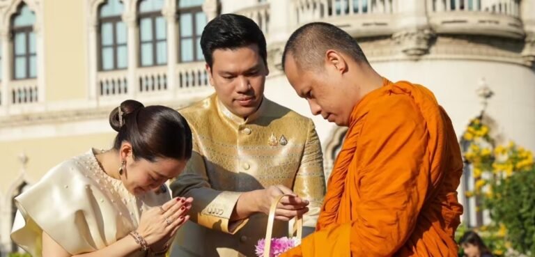 นายกฯแพทองธาร -คู่สมรส นำคณะรัฐมนตรีทำบุญวันขึ้นปีใหม่ 2568