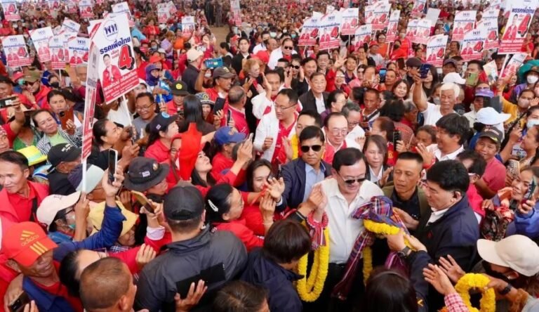 “ทักษิณ” ปิดเวทีปราศรัยสารคาม ระทึก! สาวใหญ่ปาขวดขึ้นเวที ลั่นแค้นจัด!