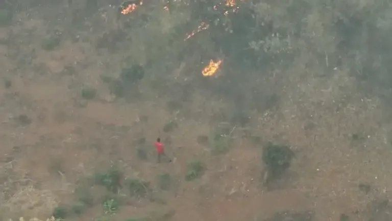 จับชายชุดแดงเผาป่าที่ลี้ จ.ลำพูน หลังโดรนจับภาพได้