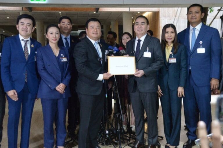 ประชาธิปัตย์ รับหนังสือเพื่อไทย เชิญร่วมรัฐบาล ประชุม กก.บห.พรรคพรุ่งนี้