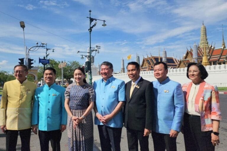 นายกฯ​ นำ​แกนนำเพื่อไทย​ ไหว้ศาลหลักเมือง-พระแก้วมรกต