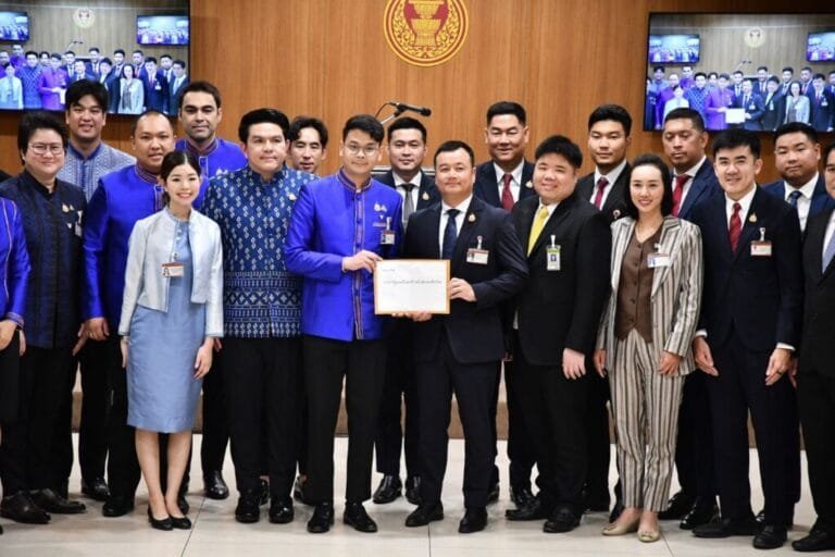 ภูมิใจไทย ยื่นนโยบายกัญชาเพื่อการแพทย์ – ติดโซลาร์เซลล์ในครัวเรือน