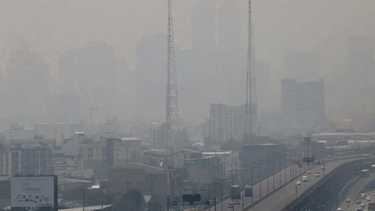 ฝุ่น PM 2.5 ทั่วประเทศยังเกินมาตรฐานหลายจังหวัด กทม. สีส้ม 62 พื้นที่