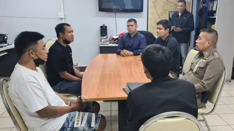 2 หนุ่มมอบตัว รุมทำร้าย “หมอกล้า” อ้างแค้นถูกพนักงานในคลินิกด่า ตร.ให้ประกัน 8 หมื่น