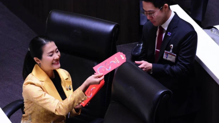 “รมช.อิ่ม” มอบอั่งเปาให้เพื่อน สส. กลางสภาฯ รับวันตรุษจีน