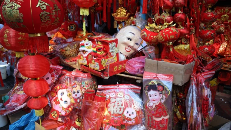 วันจ่าย “ตรุษจีน” ย่านเยาวราชคึก ตลาดเก่าคนแห่แน่น ซื้อข้าวของไปเซ่นไหว้