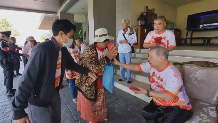 “เสี่ยปรีชา” แจกอั่งเปา 2 ล้าน ชาวบ้านหลายพันคน เข้าคิวรับเงินขวัญถุง