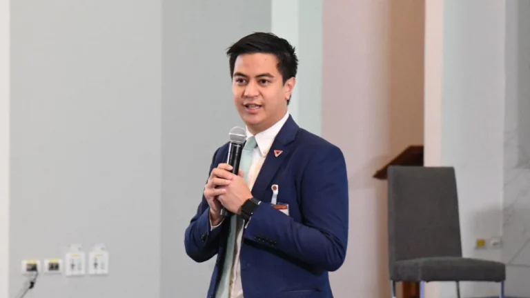 “ไอติม” ไม่เห็นด้วย ปาขยะใส่ “ทักษิณ” ขอรอดูปมใช้ ม.112 เล่นงานแสตมป์