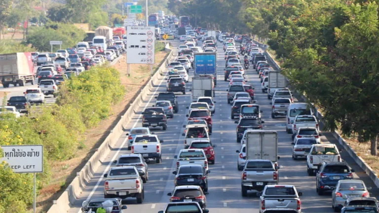 สายเหนือ-อีสาน จราจรติดหนึบ! พ้นช่วงหยุดเทศกาล ทยอยกลับเข้ากทม