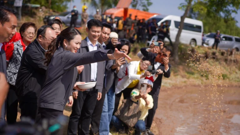 “นายกฯอิ๊งค์” สวมบทชาวนา โชว์หว่านข้าว ยืนยันแจกเงินหมื่น 3 รอบ ตรุษจีนได้แน่