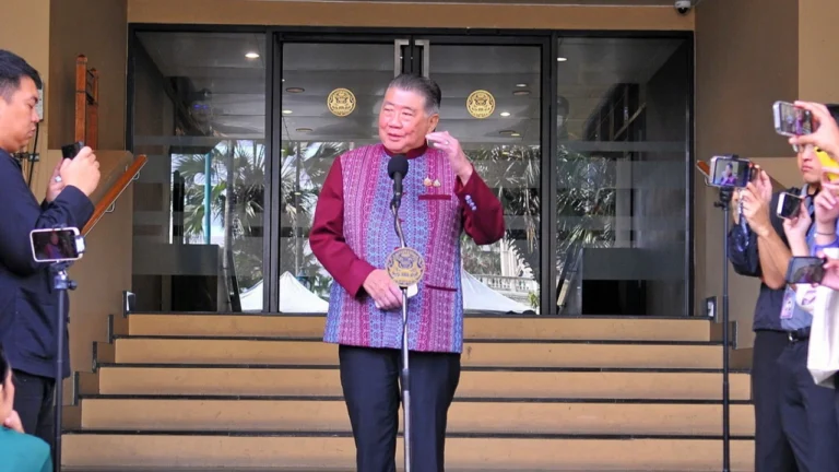 “ภูมิธรรม” ชม “ประยุทธ์” ยอมถอนร่าง ไม่ประมาทม็อบ มอง “สนธิ” แค่หนึ่งความเห็น