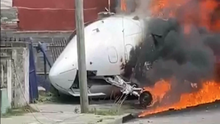 เครื่องบินเล็กลงจอดพลาด พุ่งใส่บ้านคนในอาร์เจนตินา 2 นักบินดับ